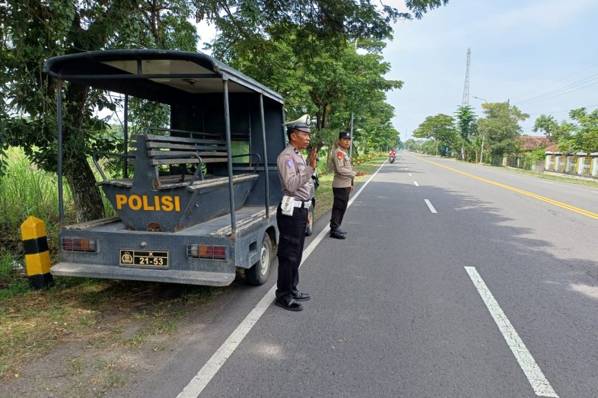 Cegah Kriminalitas dan Laka Lantas, Polsek Balerejo Gelar Patroli Strong Point di Jalur Arteri