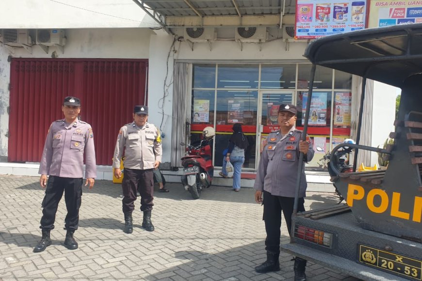 Patroli Harkamtibmas, Personel Polsek Mejayan Laksanakan Kunjungan di Minimarket