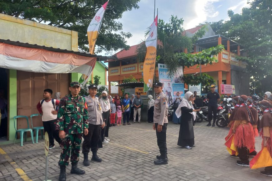 Sinergi TNI-Polri Jaga Senyum Anak-Anak: Jalan Santai di Desa Jatisari Aman Terkendali.