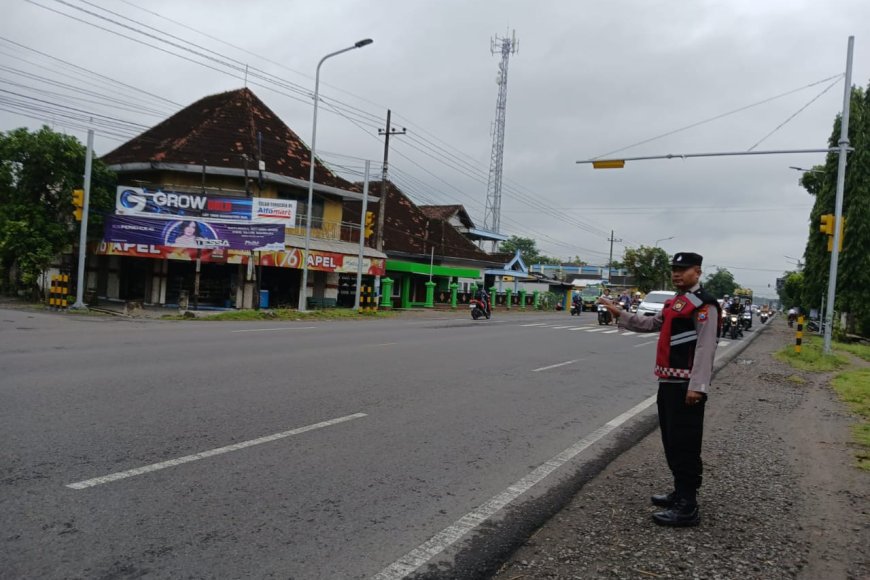 Tingkatkan Keamanan Pagi Hari, Polsek Balerejo Gelar Pam Penampilan Pagi di Titik Rawan