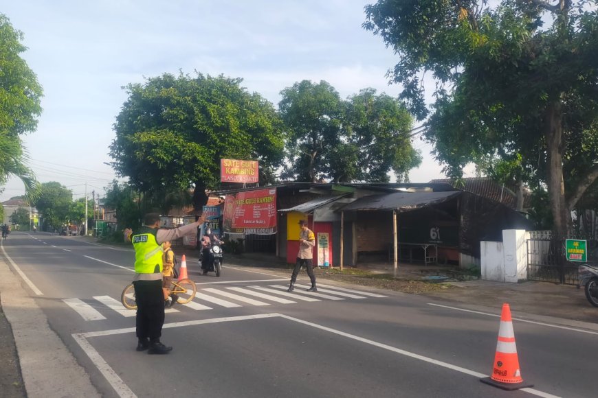 Polres Madiun Hadir: Prioritaskan Keselamatan Pengendara di Simpang Tiga Uteran