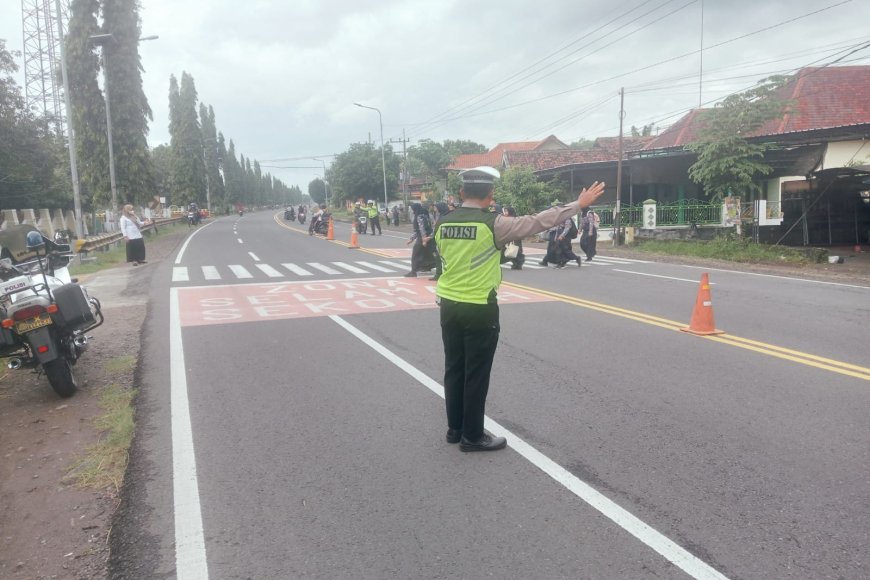 Tingkatkan Keselamatan Jalan, Polsek Balerejo Gelar Pam Penampilan Pagi di Titik Rawan