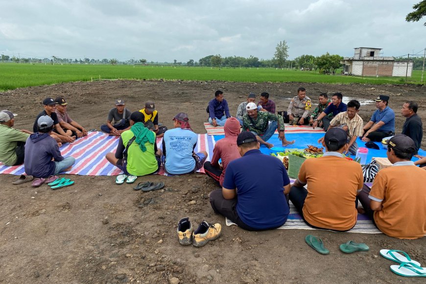 Wujud Sinergitas, Bhabinkamtibmas dan Babinsa Desa Sogo Hadiri Slametan Pembangunan Koperasi Desa Merah Putih (KDMP)