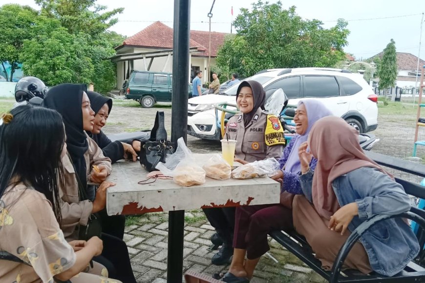 Sambil Nunggu Anak Sekolah, Srikandi Polsek Nglames Ajak Ibu-ibu Wali Murid TK Melek Medsos dan Tertib Lalu Lintas