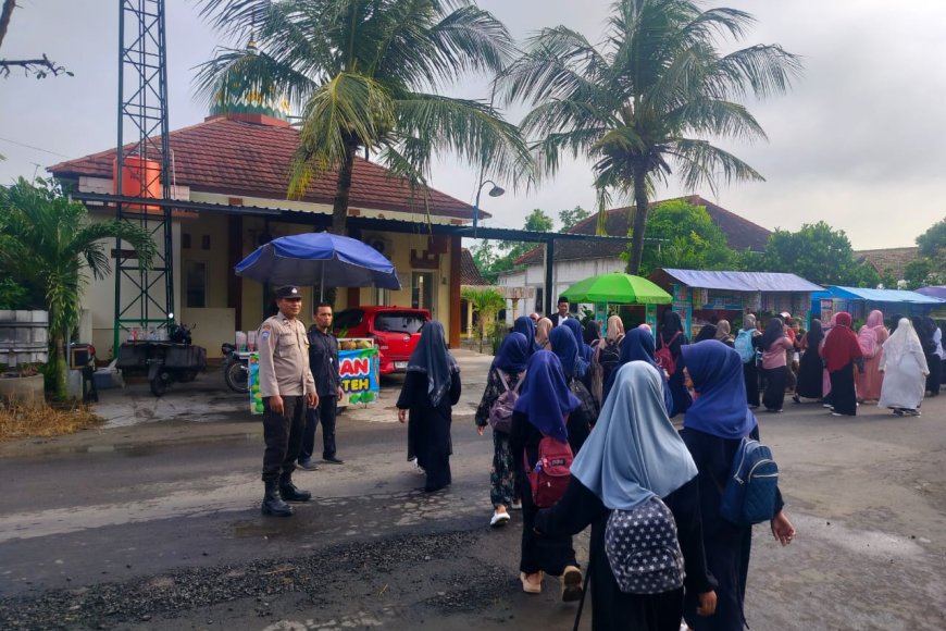 Semarak Isra Mi'raj, Polsek Saradan Kawal Pawai Ta'aruf Ribuan Siswa di Desa Tulung