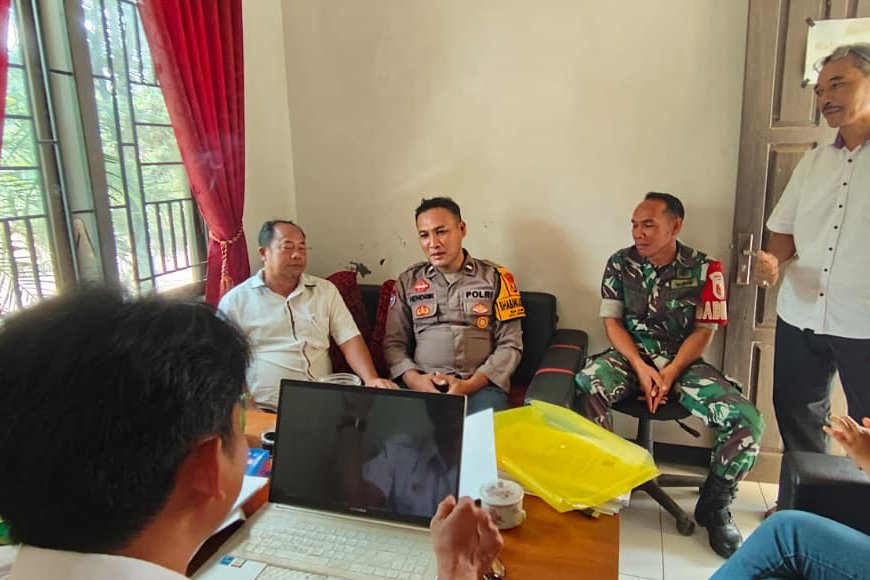 Perkuat Sinergi di Kantor Desa Nampu, Bhabinkamtibmas Polsek Gemarang Ajak Perangkat Desa Jadi Agen Kamtibmas