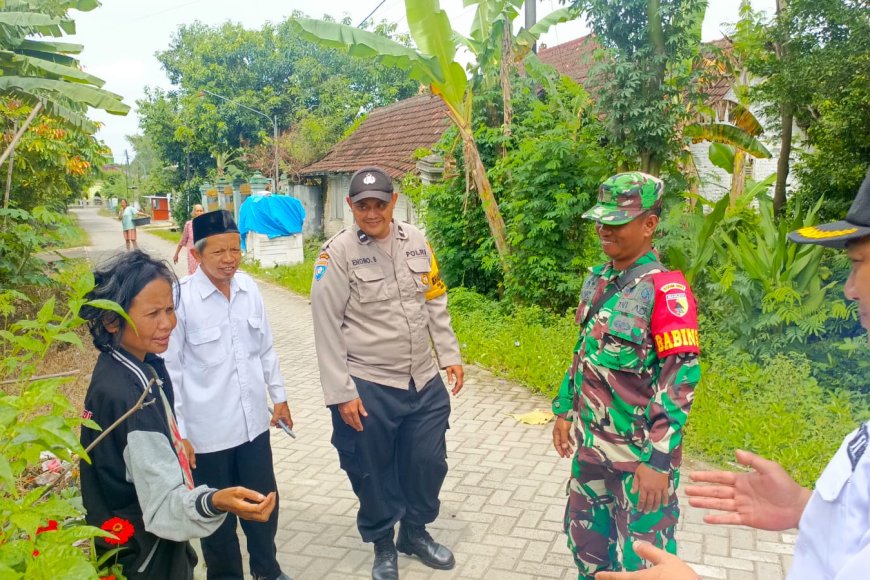 Wujud Kepedulian, Bhabinkamtibmas Kebonagung Evakuasi Warga ODGJ ke RSUD Caruban