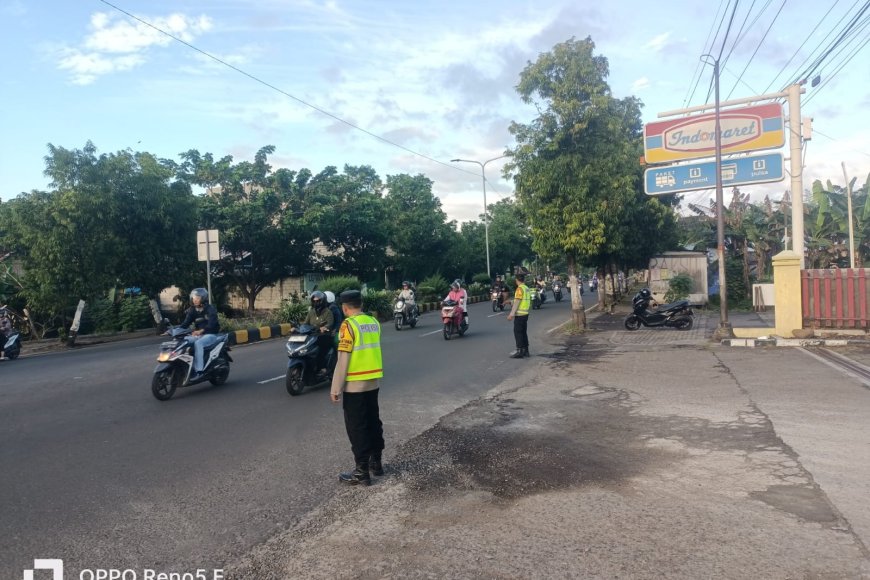 Cegah Laka Lantas Pagi Hari, Bripka Didik dan Aipda Edi Turun ke Jalan