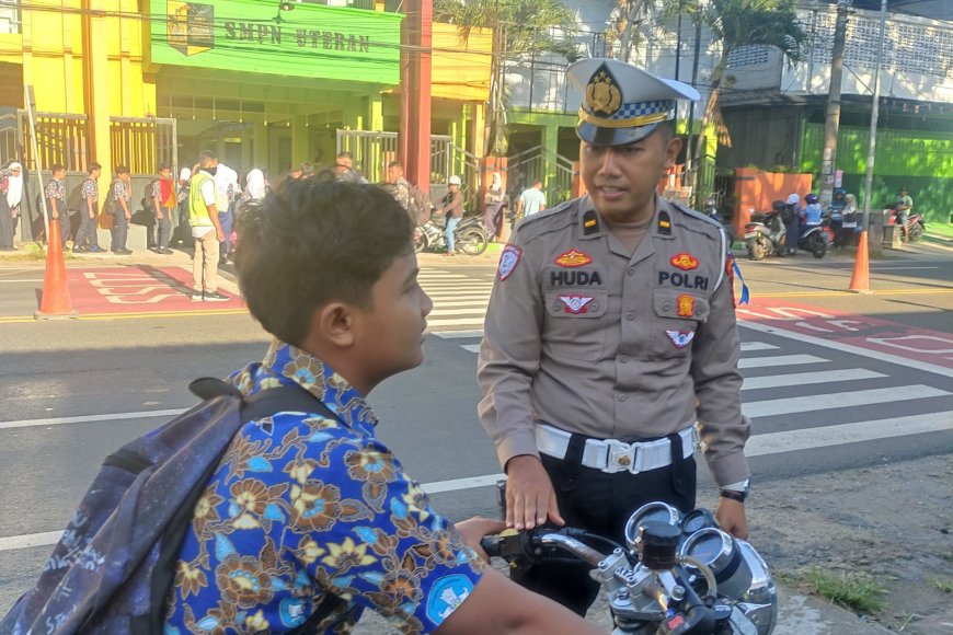 Awali Operasi Keselamatan Semeru 2026, Satlantas Polres Madiun 'Sapa' Masyarakat di Kawasan Pendidikan Geger