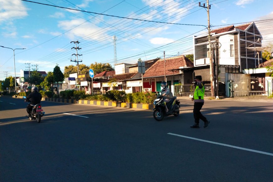 Aksi Sigap Rabu Pagi: Bhabinkamtibmas Desa Doho Bantu Penyeberangan Siswa