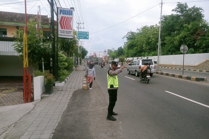 Rabu Pagi di Jalur Utama Madiun-Surabaya: Polsek Nglames Hadir Urai Kepadatan dan Seberangkan Pelajar