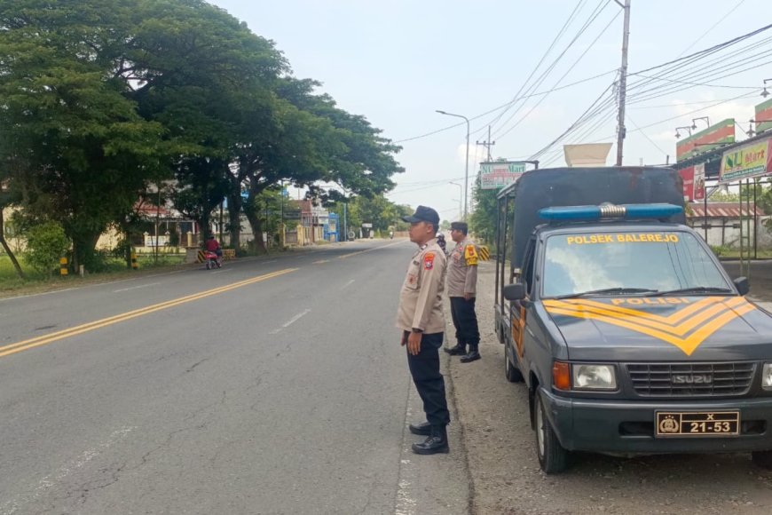 Tingkatkan Keamanan Jalur Madiun-Surabaya, Polsek Balerejo Gelar Patroli Strong Point